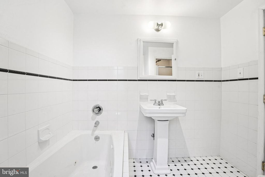 Image 19 of property listing at 927 S 13TH ST, Philadelphia, PA 19147