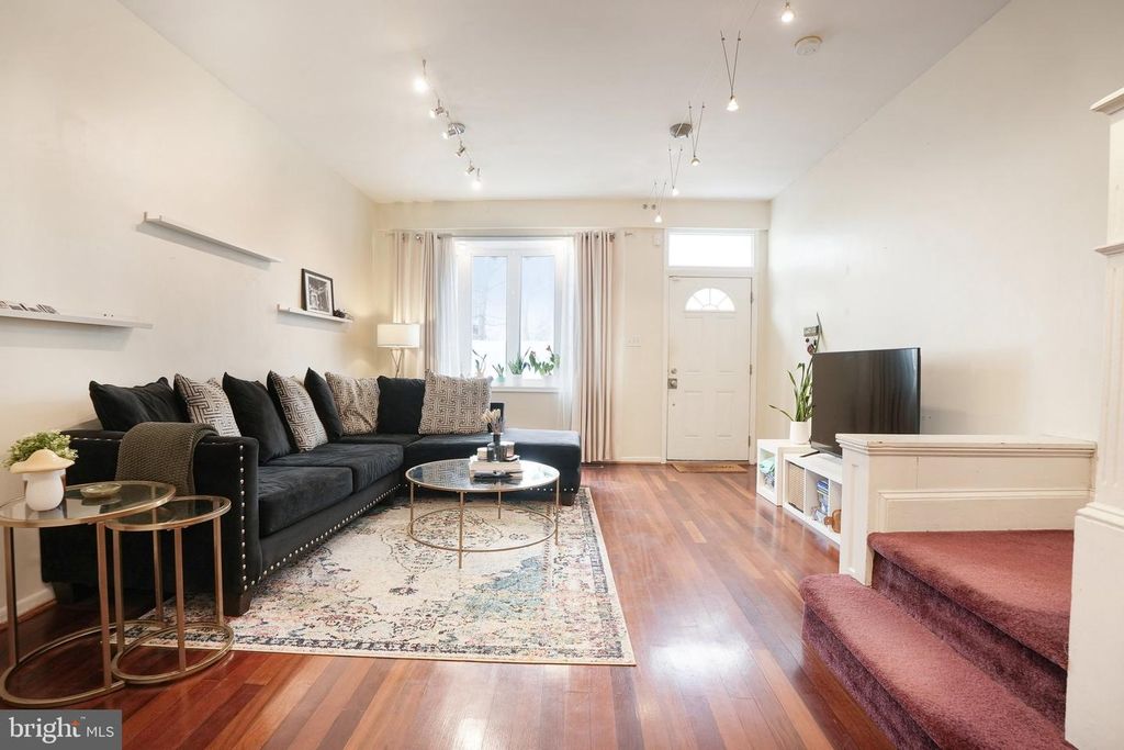 Image 2 of property listing at 927 S 13TH ST, Philadelphia, PA 19147