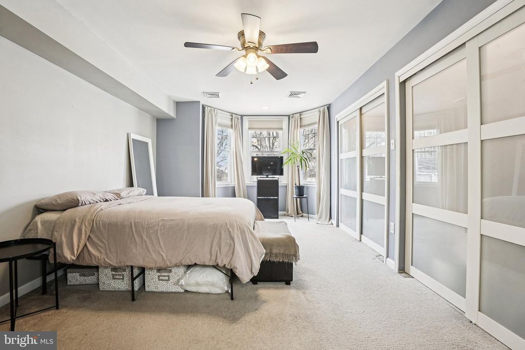 Image 20 of property listing at 927 S 13TH ST, Philadelphia, PA 19147