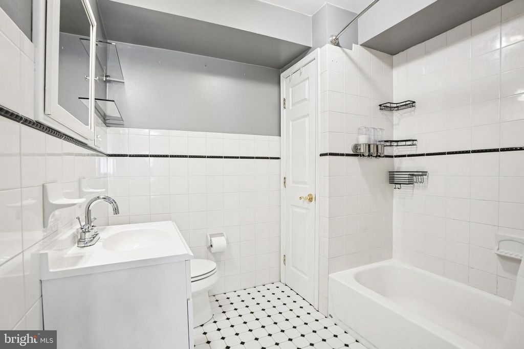 Image 22 of property listing at 927 S 13TH ST, Philadelphia, PA 19147