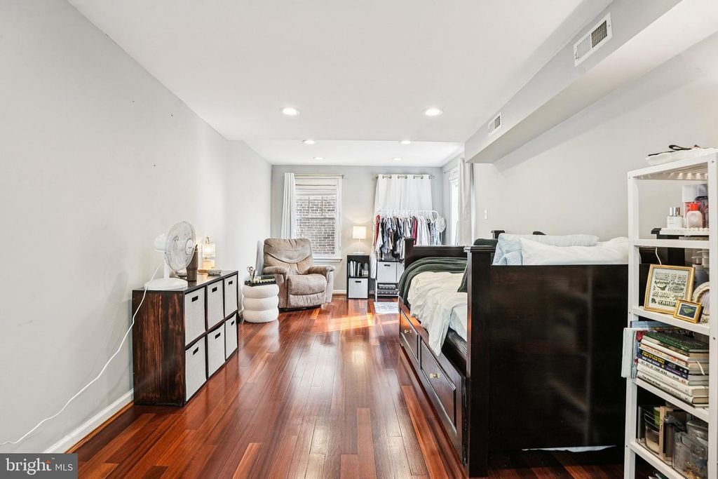 Image 23 of property listing at 927 S 13TH ST, Philadelphia, PA 19147