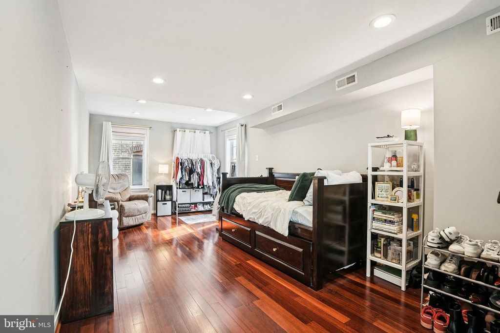 Image 24 of property listing at 927 S 13TH ST, Philadelphia, PA 19147