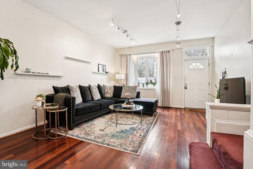 Image 3 of property listing at 927 S 13TH ST, Philadelphia, PA 19147