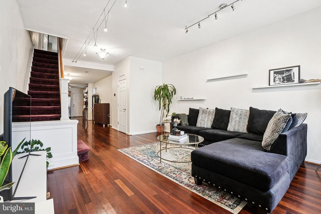 Image 4 of property listing at 927 S 13TH ST, Philadelphia, PA 19147