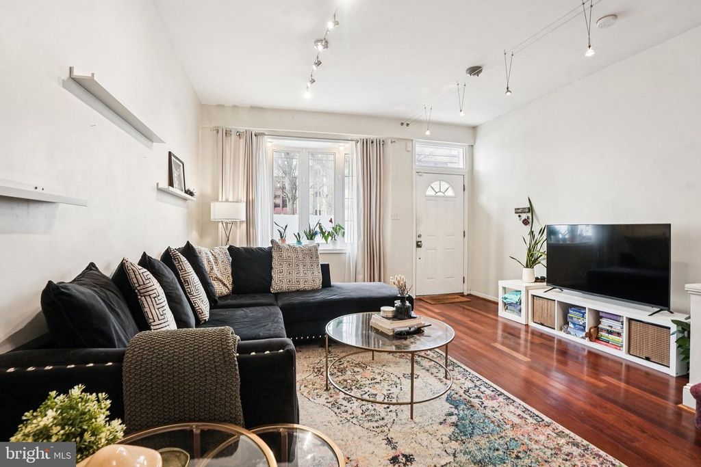 Image 5 of property listing at 927 S 13TH ST, Philadelphia, PA 19147