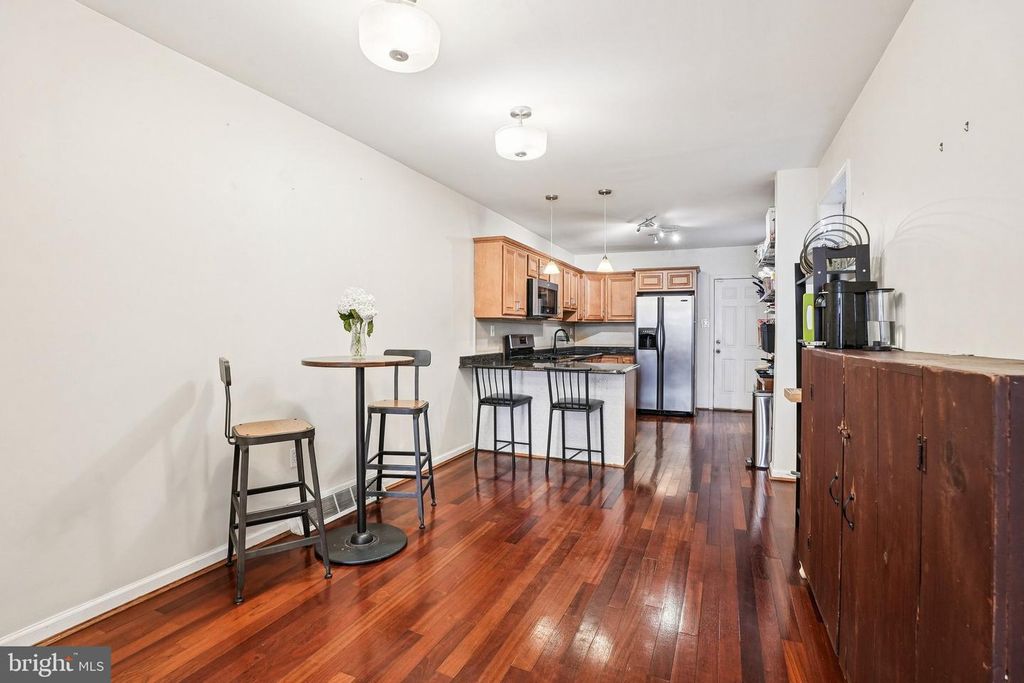 Image 8 of property listing at 927 S 13TH ST, Philadelphia, PA 19147