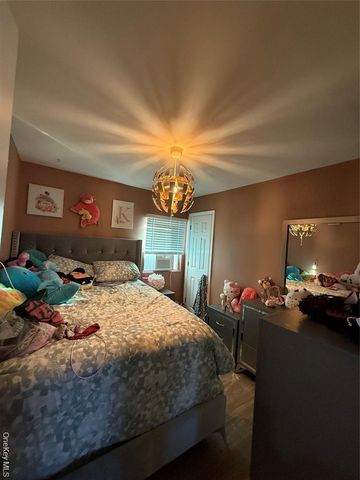 17 Hampton Road, Shirley, NY 11967