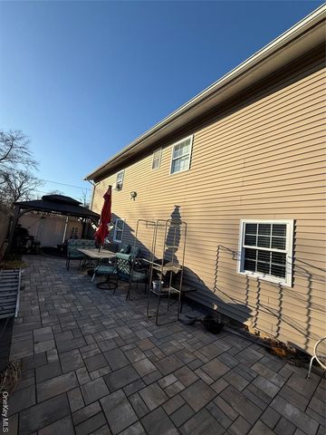 17 Hampton Road, Shirley, NY 11967