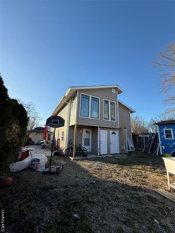 17 Hampton Road, Shirley, NY 11967