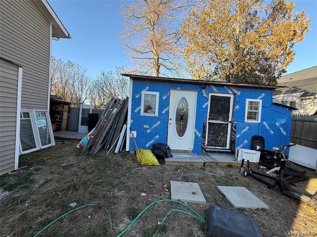 17 Hampton Road, Shirley, NY 11967