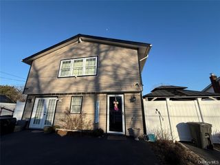 17 Hampton Road, Shirley, NY 11967