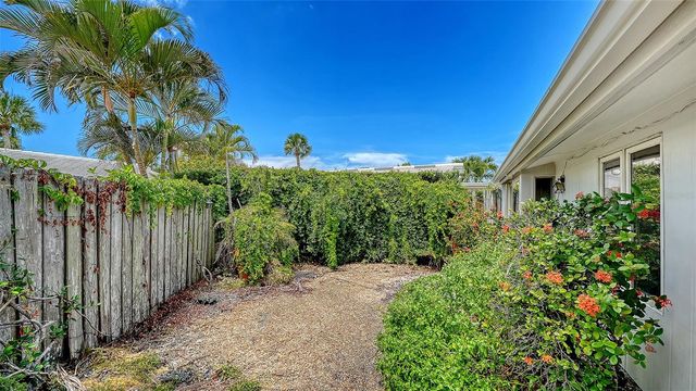 208 HOURGLASS WAY V11, Sarasota, FL 34242