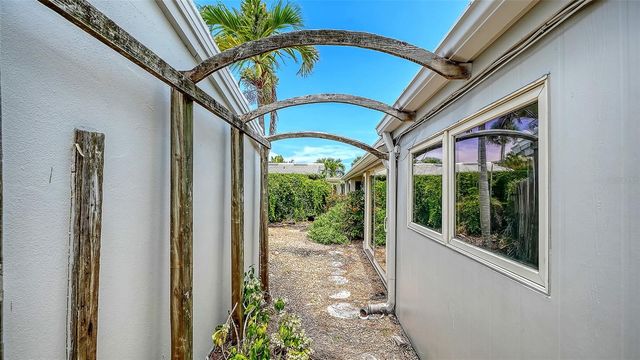 208 HOURGLASS WAY V11, Sarasota, FL 34242