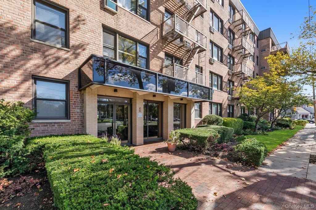1 Birchwood Court 3B, Mineola, NY 11501 — exterior