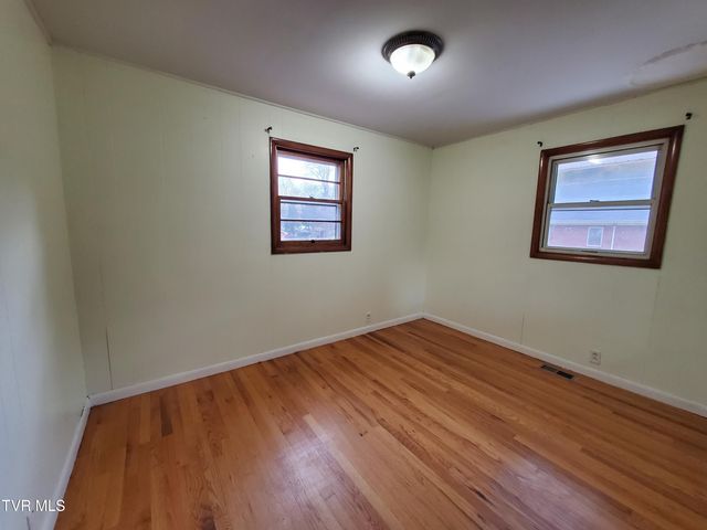 1267 Highway 143, Roan Mountain, TN 37687