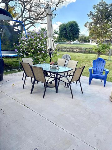 9400 SW 103rd Ave, Miami, FL 33176