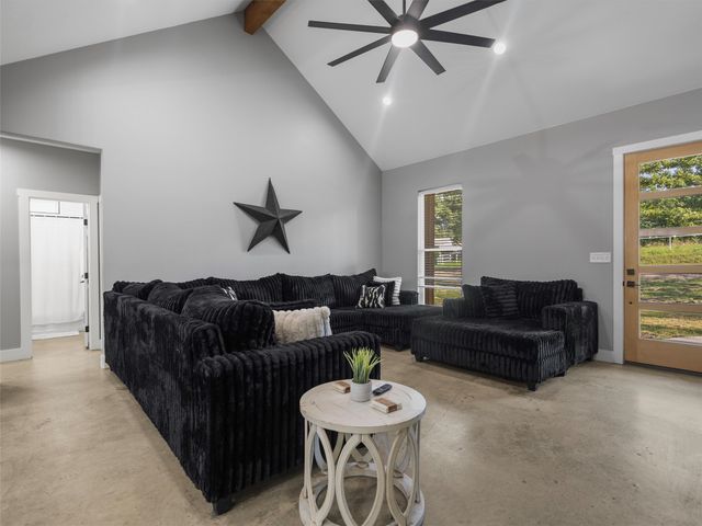 1562 N Willow Oak Road, Gladewater, TX 75647