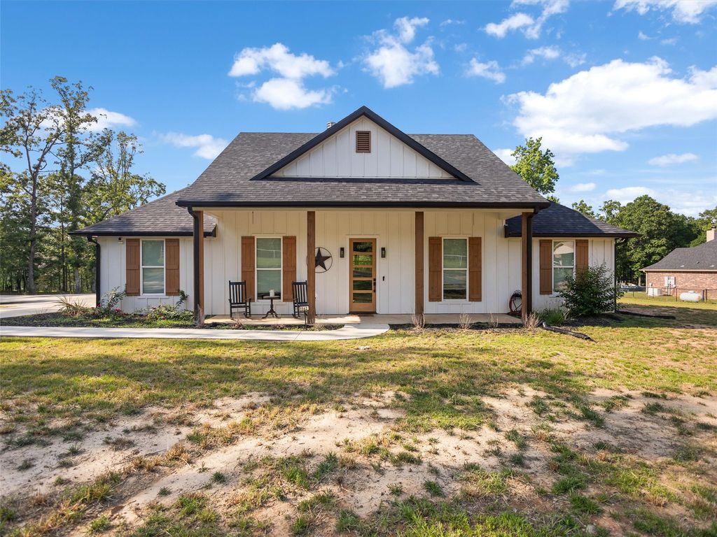 1562 N Willow Oak Road, Gladewater, TX 75647