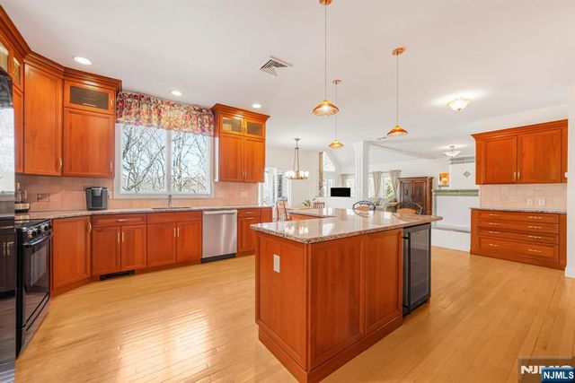 5 High Mountain Drive, Montville Township, NJ 07045