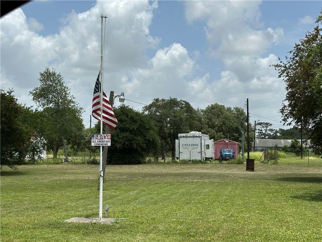 322 S 7th St, Skidmore, TX 78389