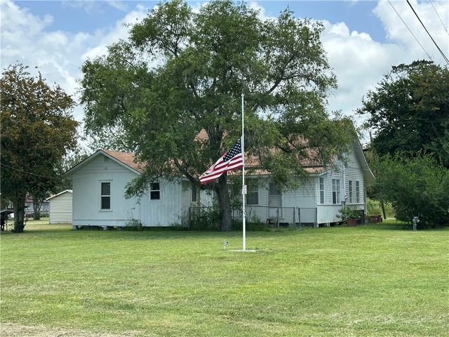 322 S 7th St, Skidmore, TX 78389