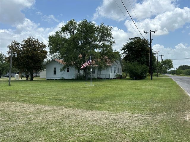 322 S 7th St, Skidmore, TX 78389