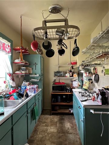 322 S 7th St, Skidmore, TX 78389