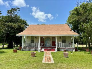 322 S 7th St, Skidmore, TX 78389