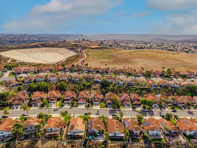 2064 White Birch Dr, Vista, CA 92081