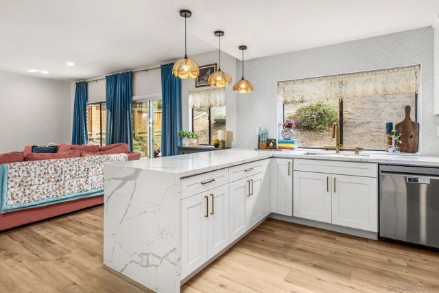 2064 White Birch Dr, Vista, CA 92081