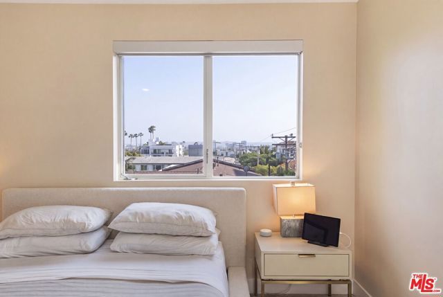 1345 Havenhurst Drive 15, West Hollywood, CA 90046