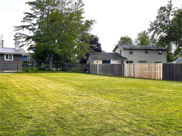 8135 Brookwood Drive, Cicero, NY 13039