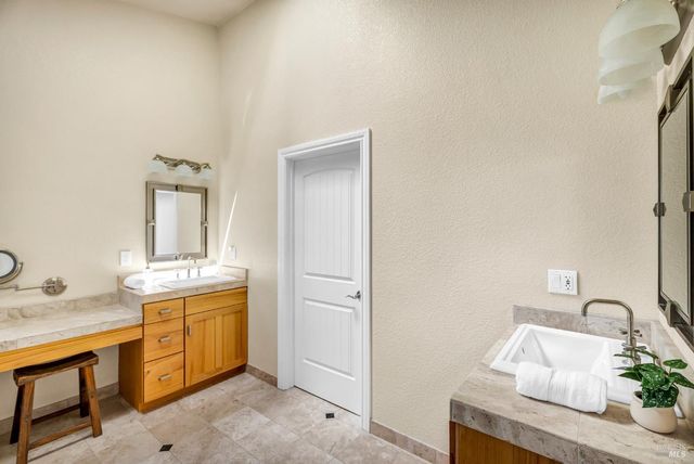 95 Longhorn Ridge Rd, Napa, CA 94558