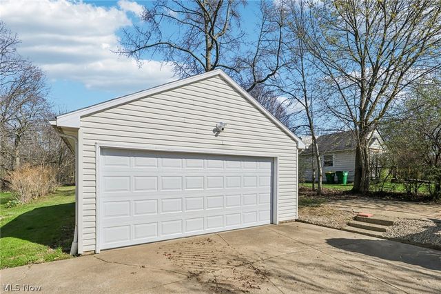 2825 Orchard Drive, Willoughby Hills, OH 44092