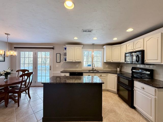 17 Forest Park Dr., Mendon, MA 01756