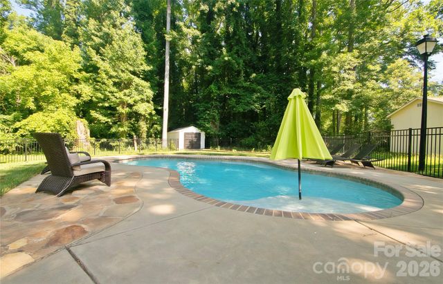 8301 Abercorn Lane, Charlotte, NC 28227