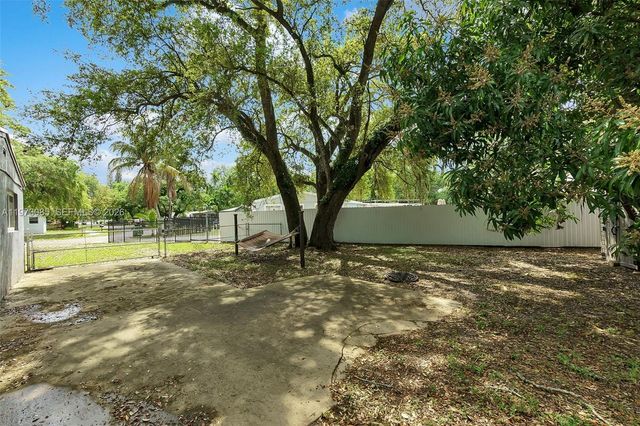 2521 NW 170th St, Miami Gardens, FL 33056