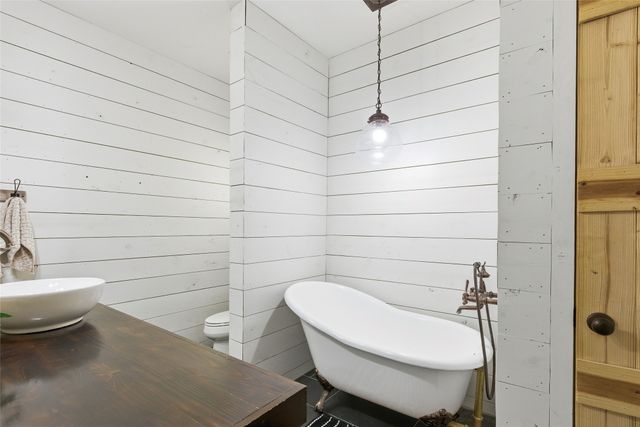 2055 County Road 1370, Alvord, TX 76225