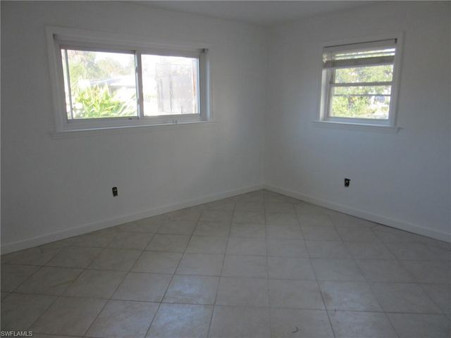 2754 Shoreview DR, Naples, FL 34112