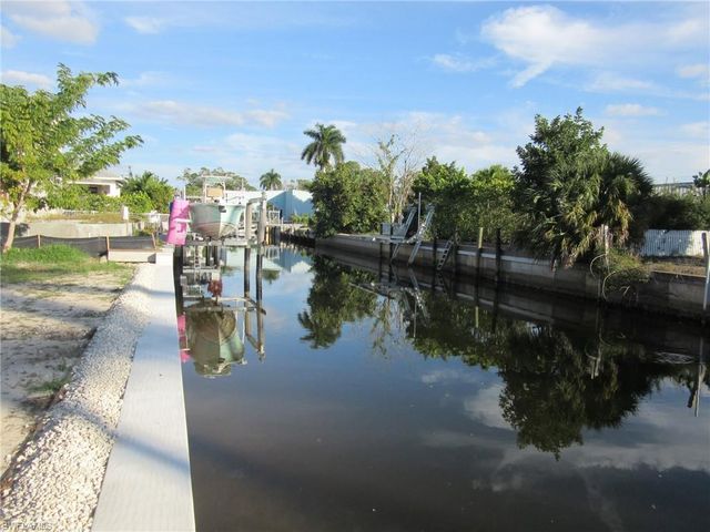 2754 Shoreview DR, Naples, FL 34112