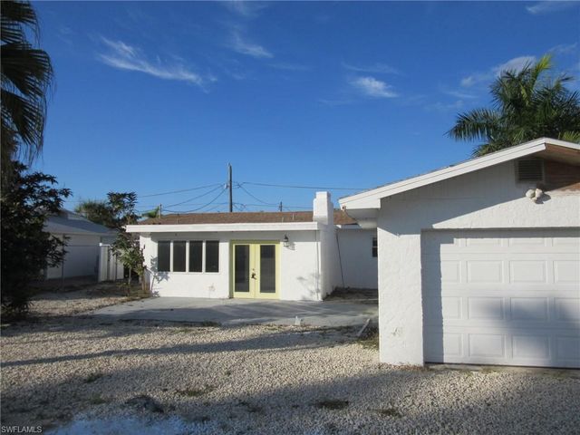 2754 Shoreview DR, Naples, FL 34112