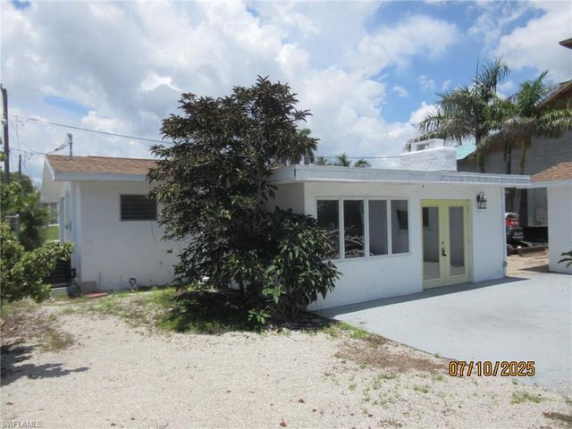 2754 Shoreview DR, Naples, FL 34112