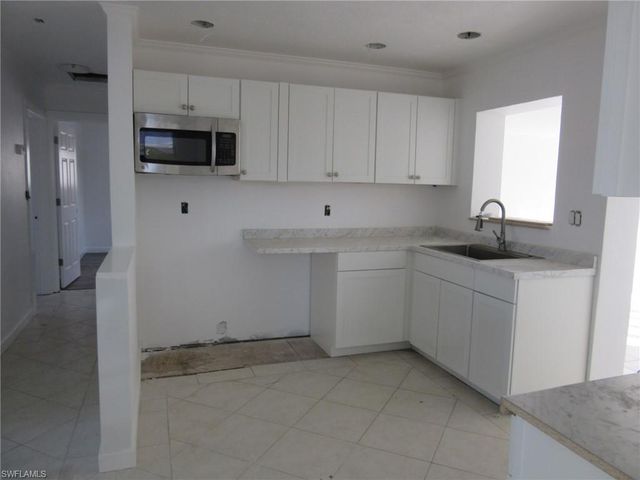 2754 Shoreview DR, Naples, FL 34112