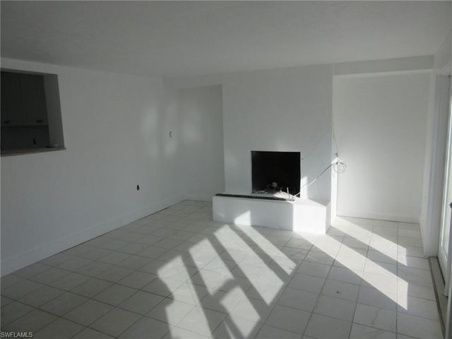 2754 Shoreview DR, Naples, FL 34112