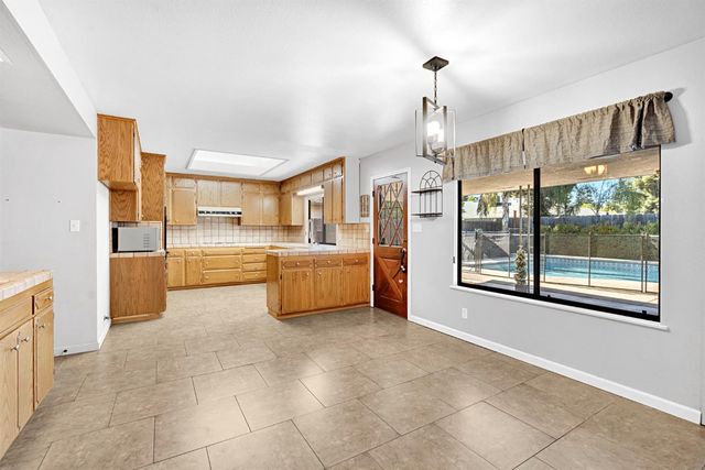 1661 E Fallbrook Avenue, Fresno, CA 93720