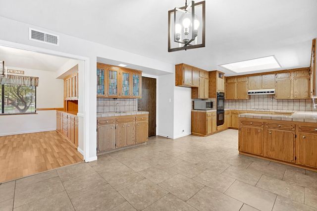 1661 E Fallbrook Avenue, Fresno, CA 93720