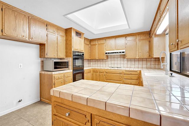 1661 E Fallbrook Avenue, Fresno, CA 93720