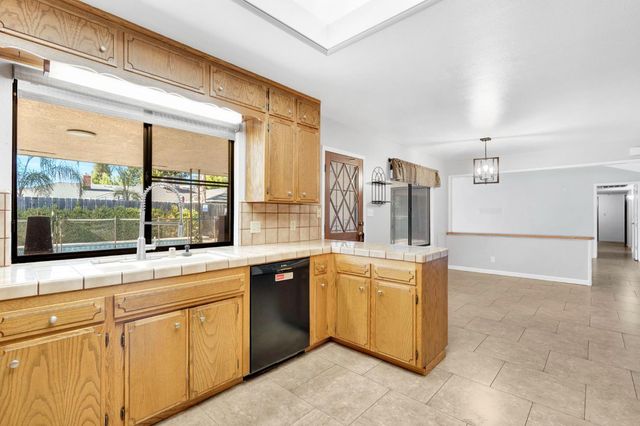 1661 E Fallbrook Avenue, Fresno, CA 93720