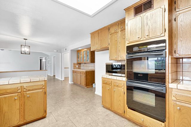 1661 E Fallbrook Avenue, Fresno, CA 93720