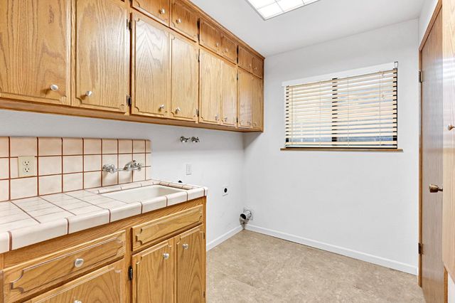 1661 E Fallbrook Avenue, Fresno, CA 93720